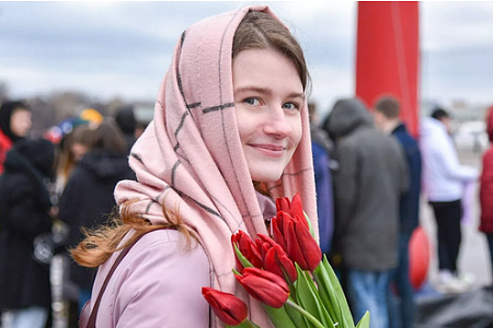 Итальянский школьник поздравил с праздником российских девушек-военнослужащих