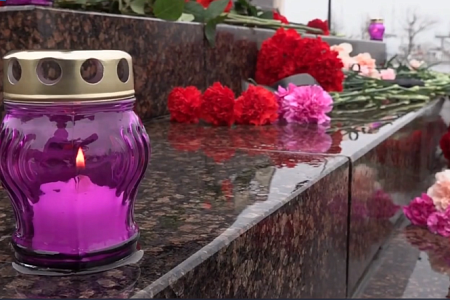 Россияне и соотечественники несут цветы к иранскому посольству