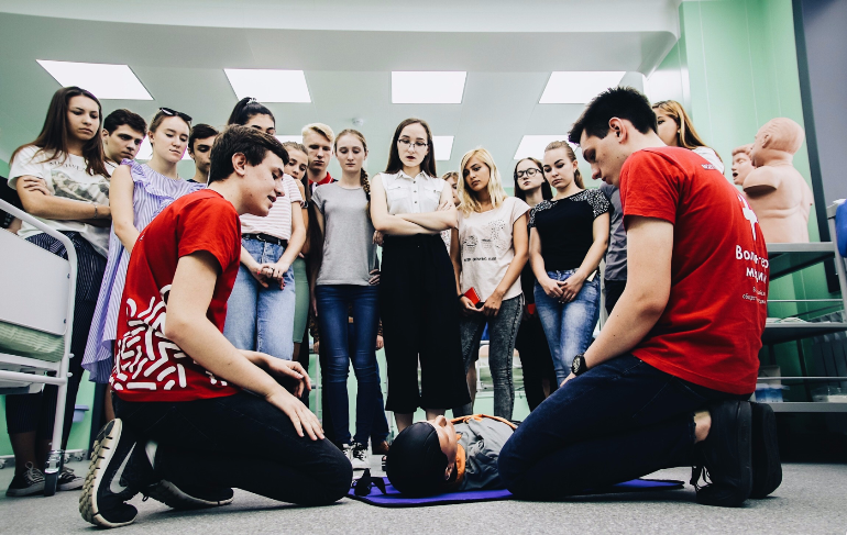 Юные добровольцы занимаются пропагандой здорового образа жизни и помогают персоналу в больницах и поликлиниках. Фото: ok.ru/dobroinrussia